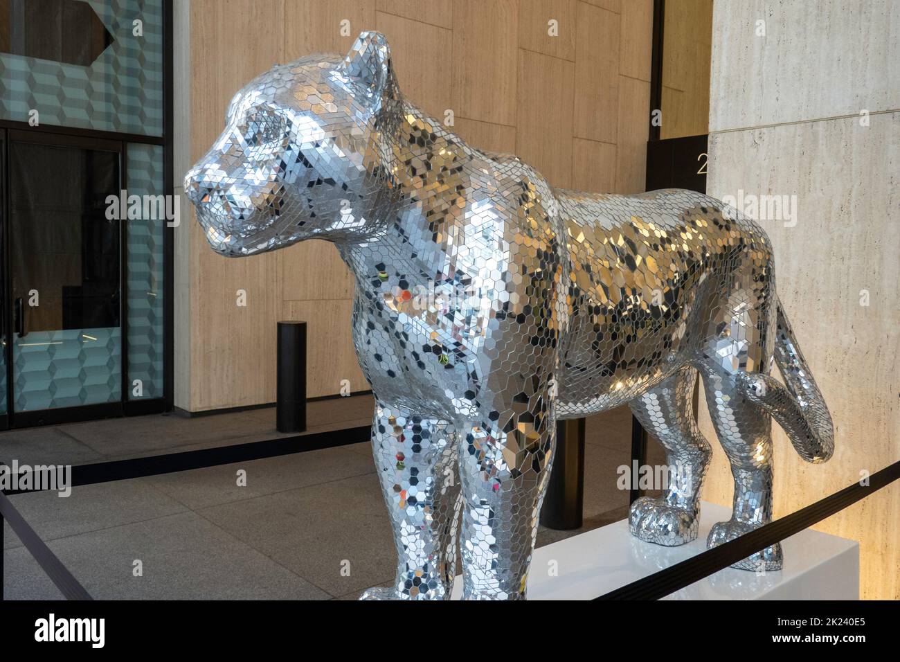 Le Jaguar Parade est une exposition d'art qui vise à recueillir des fonds et à sensibiliser les consommateurs à la conservation des jaguar et de leurs habitudes, New York City, USA 2022 Banque D'Images