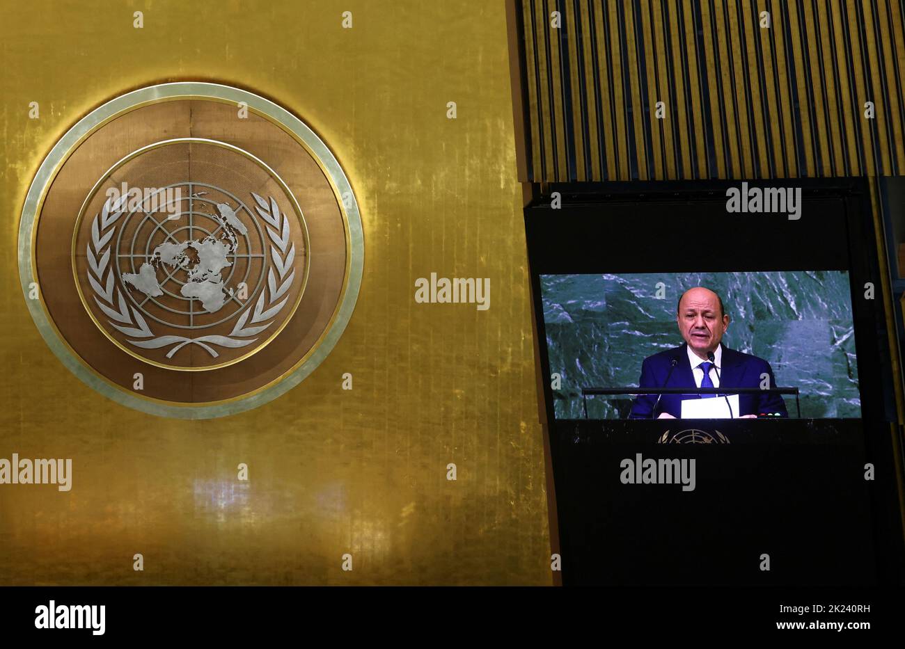 Le Président du Yémen Rashad Mohammed Al-Alimi est vu sur un écran vidéo lorsqu'il s'adresse à la session de 77th de l'Assemblée générale des Nations Unies au Siège de l'ONU à New York, aux États-Unis, au 22 septembre 2022. REUTERS/Mike Segar Banque D'Images