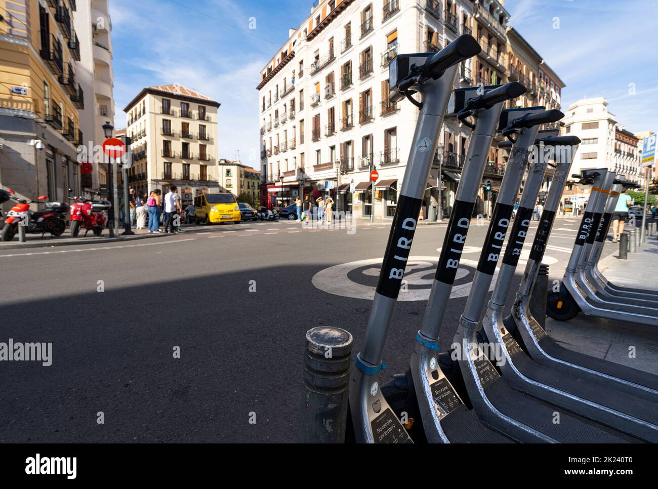 Madrid, Espagne. Septembre 2022. Location de scooters électriques sur un trottoir dans le centre-ville Banque D'Images