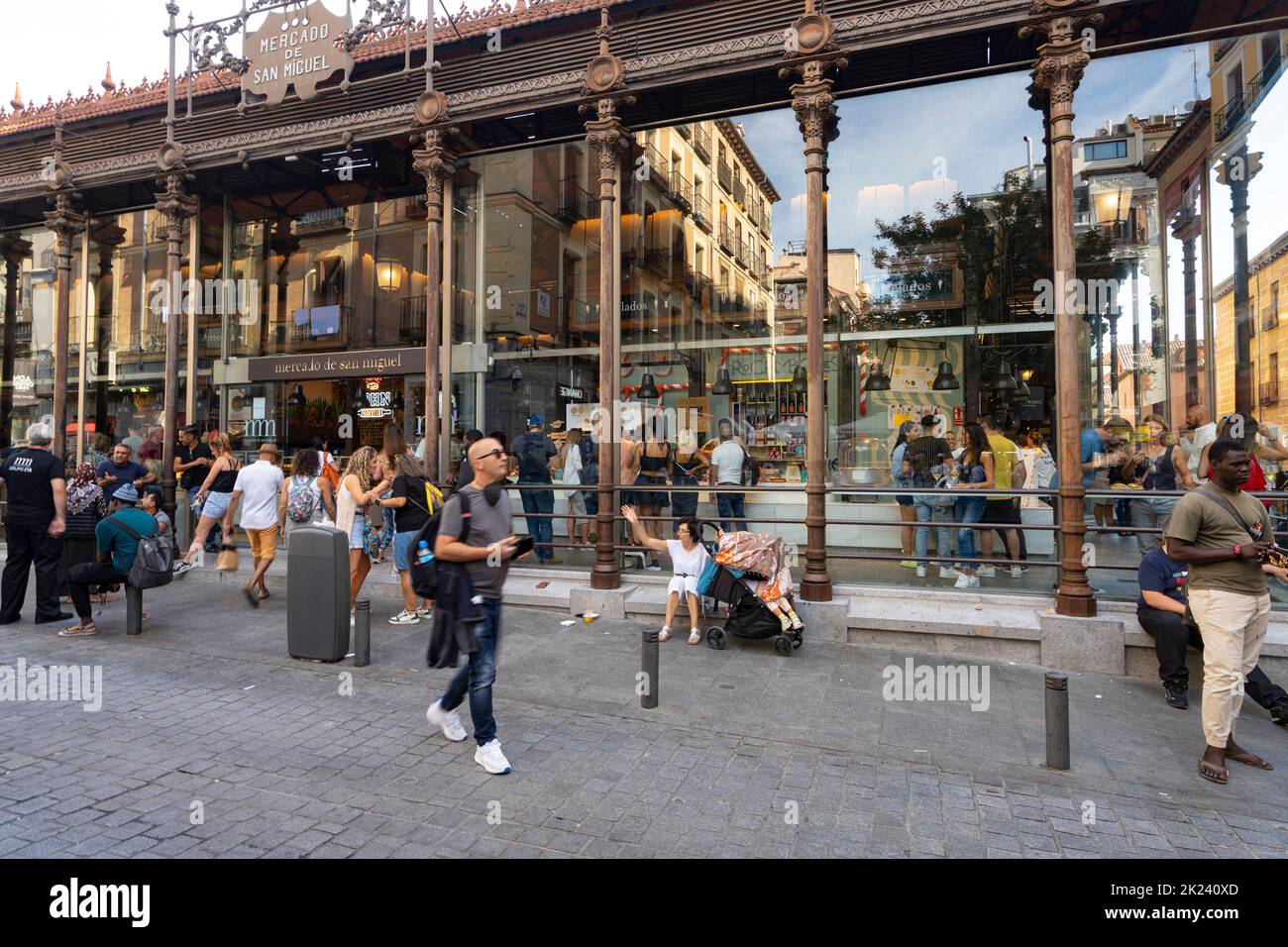 Madrid, Espagne, septembre 2022. Les gens qui visitent le célèbre marché de San Miguel dans le centre-ville Banque D'Images