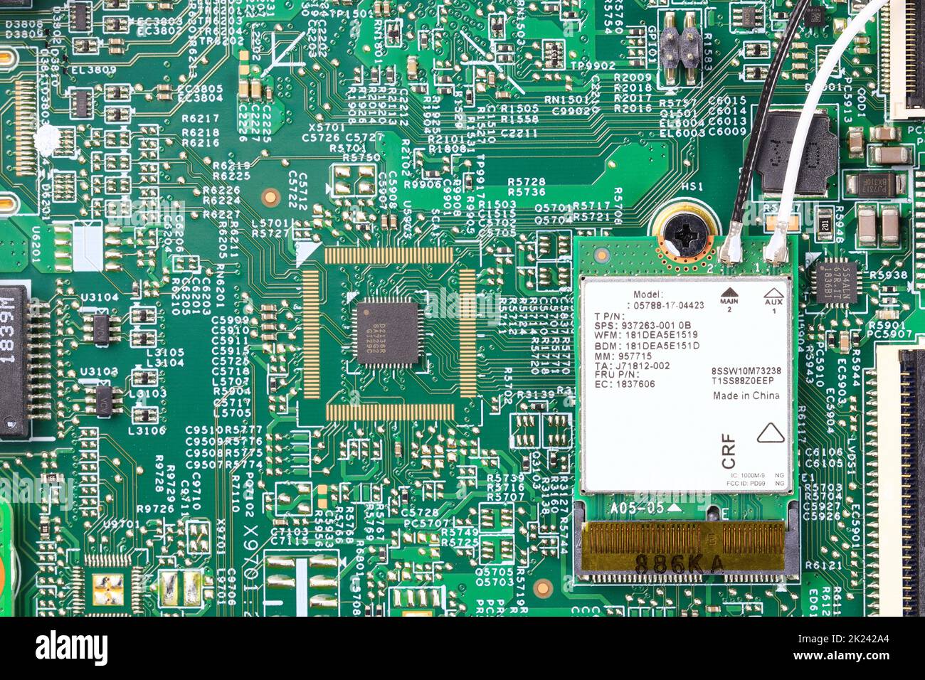 Carte réseau sans fil Mini pci ou carte Mini PCI Express sans fil sur la carte de circuit imprimé de l'ordinateur près du microprocesseur installé. Banque D'Images