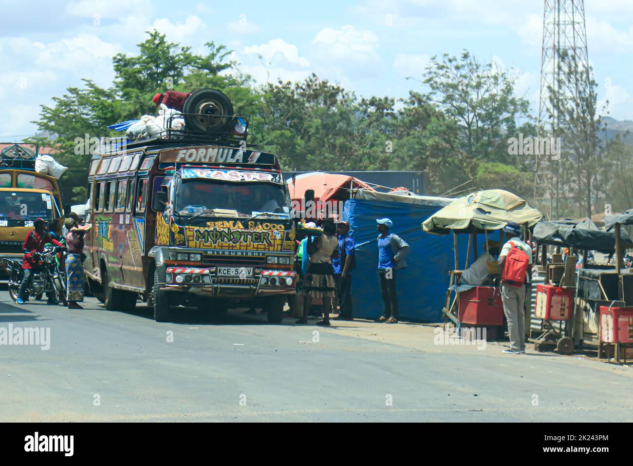 Kenya, countryside - October 28, 2017:bus track full of persons in kenyan countryside Banque D'Images
