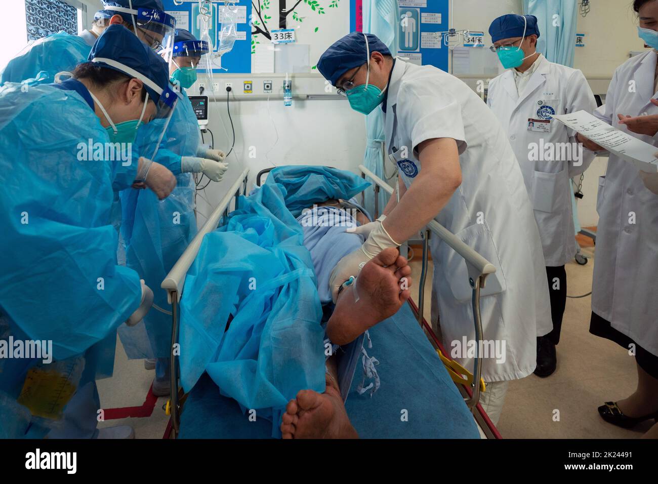 Chengdu. 22nd septembre 2022. Le personnel médical vérifie l'état de santé de Gan Yu à l'hôpital de Chine occidentale de l'Université du Sichuan à Chengdu, capitale de la province du Sichuan, dans le sud-ouest de la Chine, le 21 septembre 2022. Gan Yu, un ouvrier de la station hydroélectrique chinoise, qui a disparu pendant 17 jours après un tremblement de terre de magnitude 6,8 dans la province chinoise du Sichuan, a été trouvé vivant.TO GO WITH 'Sichuan quake -- Homme emprisonné dans les montagnes après 17 jours' Credit: Xinhua/Alay Live News Banque D'Images