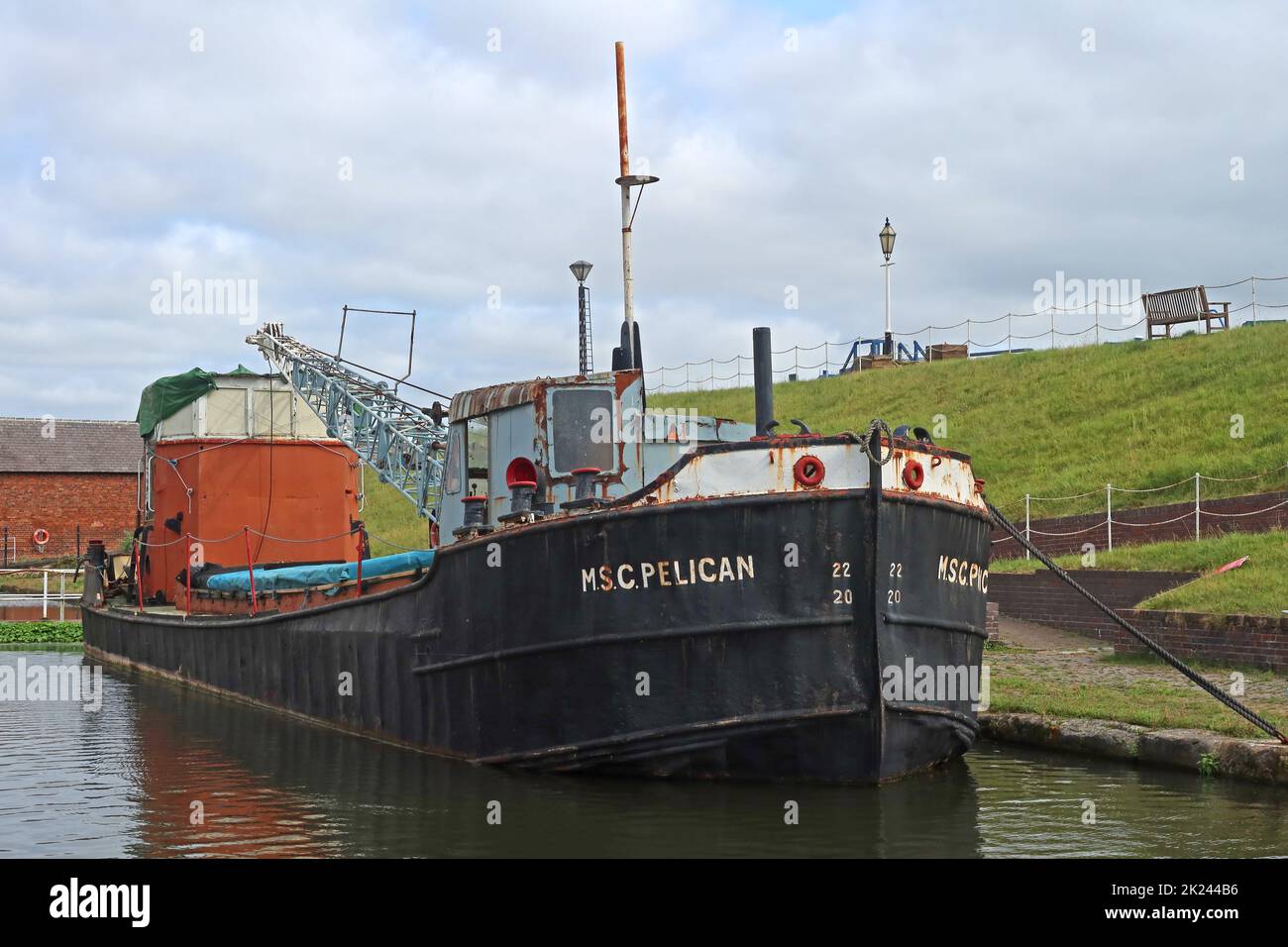 MSC Pelican (barge de grue préservée), bassin du canal du port d'Ellesmere, Cheshire, Angleterre, Royaume-Uni Banque D'Images