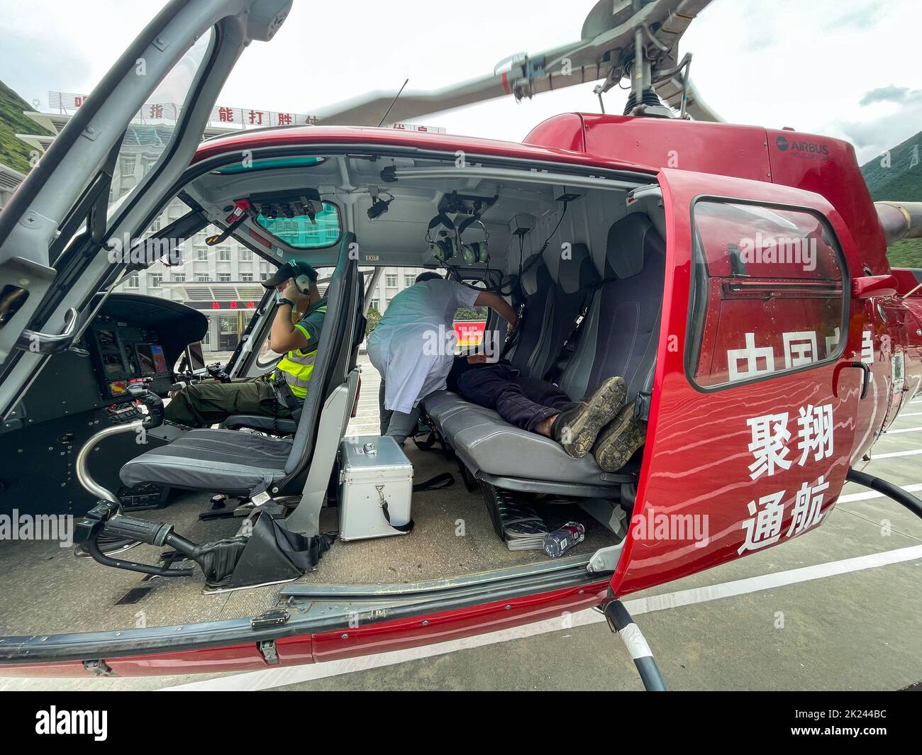Chengdu. 22nd septembre 2022. Un hélicoptère transférant Gan Yu (rangée arrière, R) arrive dans le comté de Luding, dans la province du Sichuan, dans le sud-ouest de la Chine, le 21 septembre 2022. Gan Yu, un ouvrier de la station hydroélectrique chinoise, qui a disparu pendant 17 jours après un tremblement de terre de magnitude 6,8 dans la province chinoise du Sichuan, a été trouvé vivant.TO GO WITH 'Sichuan quake -- Homme emprisonné dans les montagnes après 17 jours' Credit: Xinhua/Alay Live News Banque D'Images