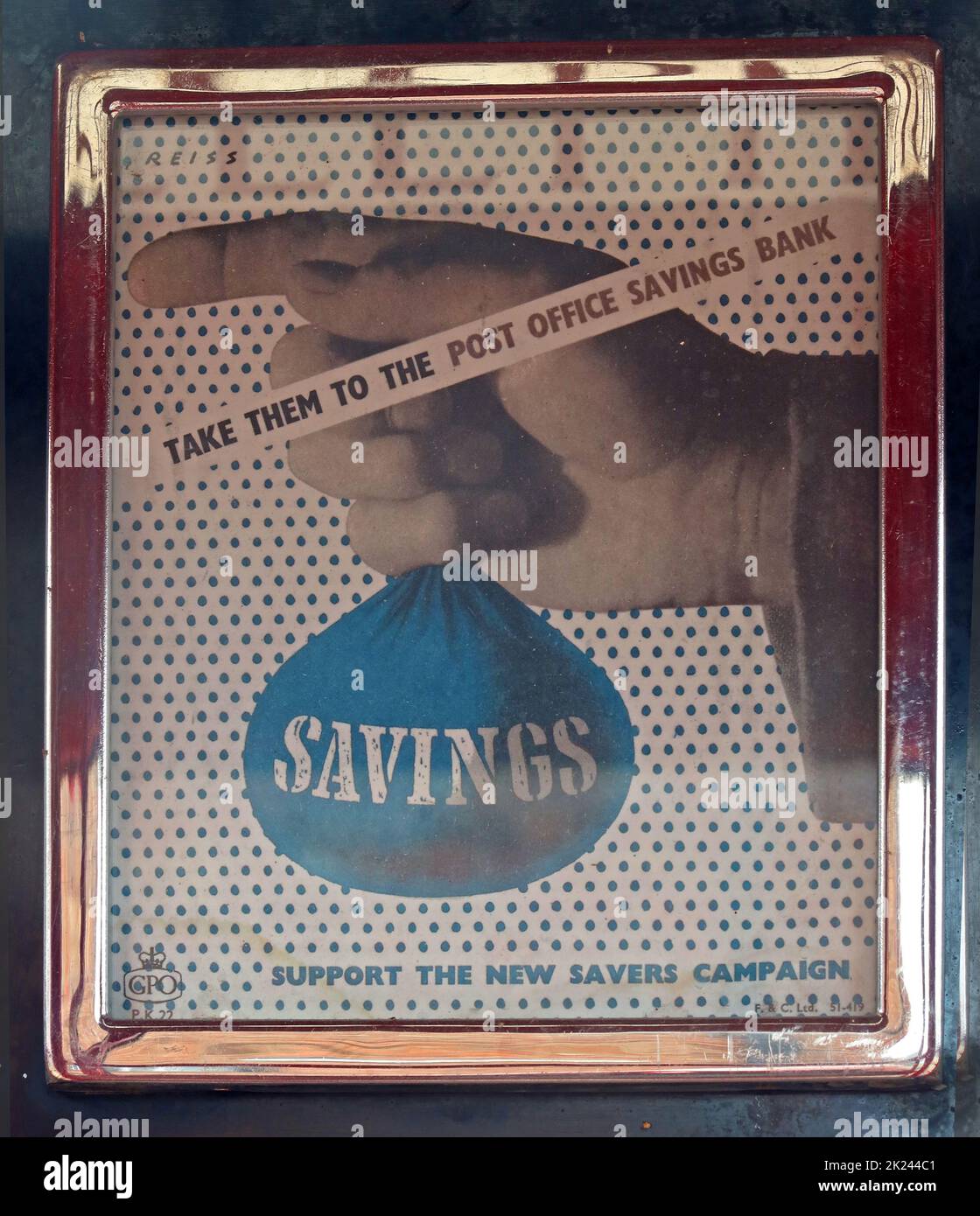 Économies - emmenez-les à la banque d'épargne de la poste, soutenir la nouvelle campagne des épargnants, faire de la publicité dans un kiosque de téléphone public Banque D'Images