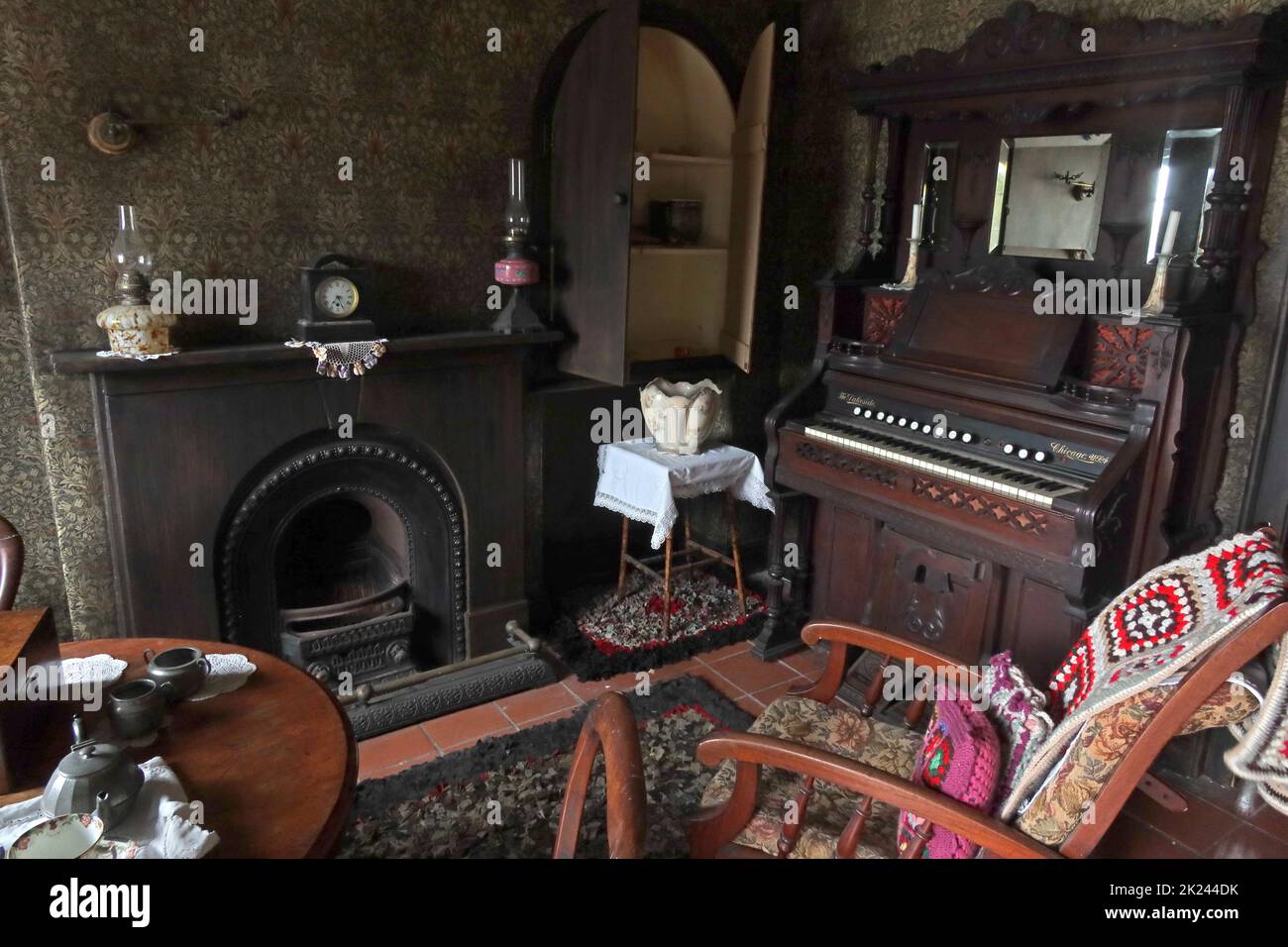 Salon victorien, avec meubles, cheminée au charbon, lampes à huile, Cheshire, Angleterre, Royaume-Uni Banque D'Images