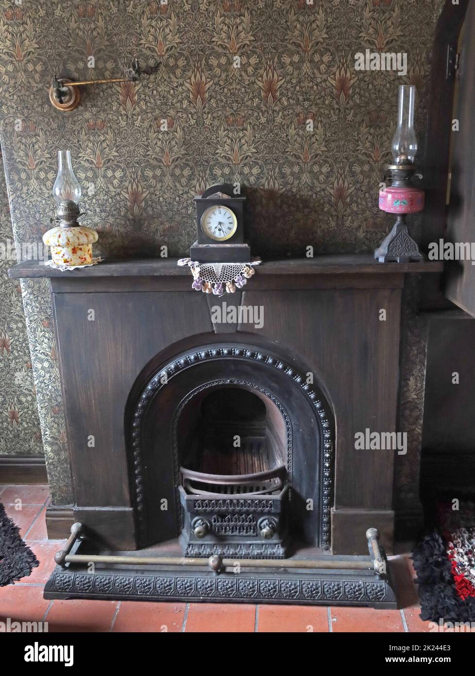Salon victorien, avec meubles, cheminée au charbon, lampes à huile, lampe à gaz , Papier peint, Cheshire, Angleterre, Royaume-Uni Banque D'Images