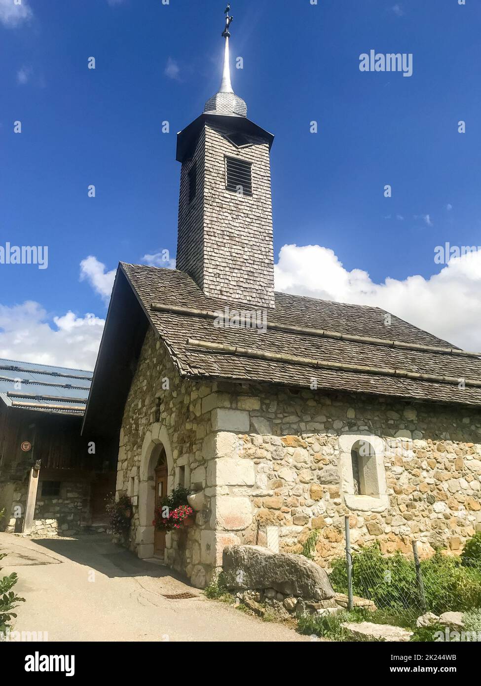 Église traditionnelle du village de Chinaillon, le Grand-Bornand, France Banque D'Images