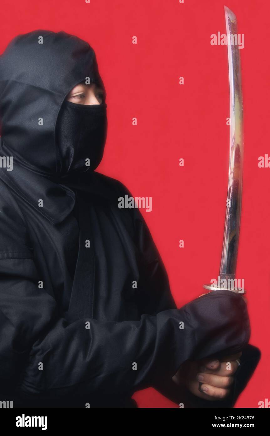 Ninja avec arme d'étoile de projection et illustration de style Comic de fond rouge Banque D'Images