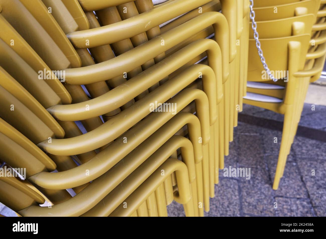 Détail des chaises pour une terrasse dans la ville Banque D'Images