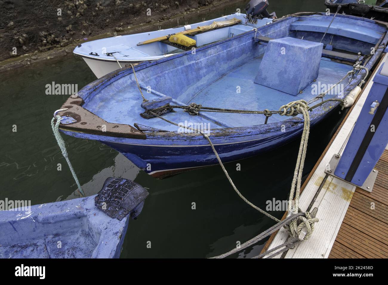 Bateau de pêche dans le port de mer, le transport et l'industrie Banque D'Images