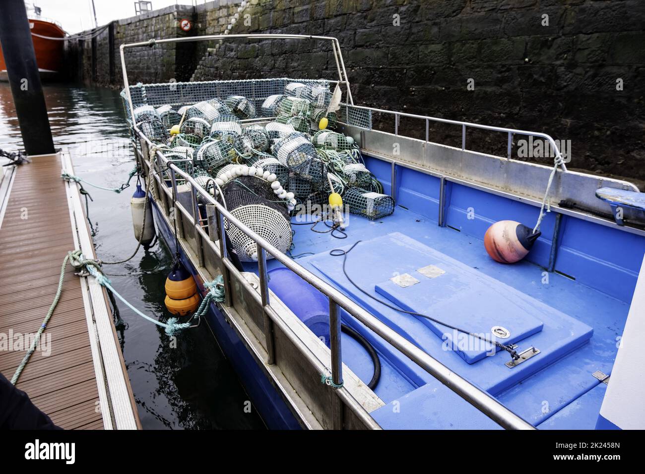 Bateau de pêche dans le port de mer, le transport et l'industrie Banque D'Images
