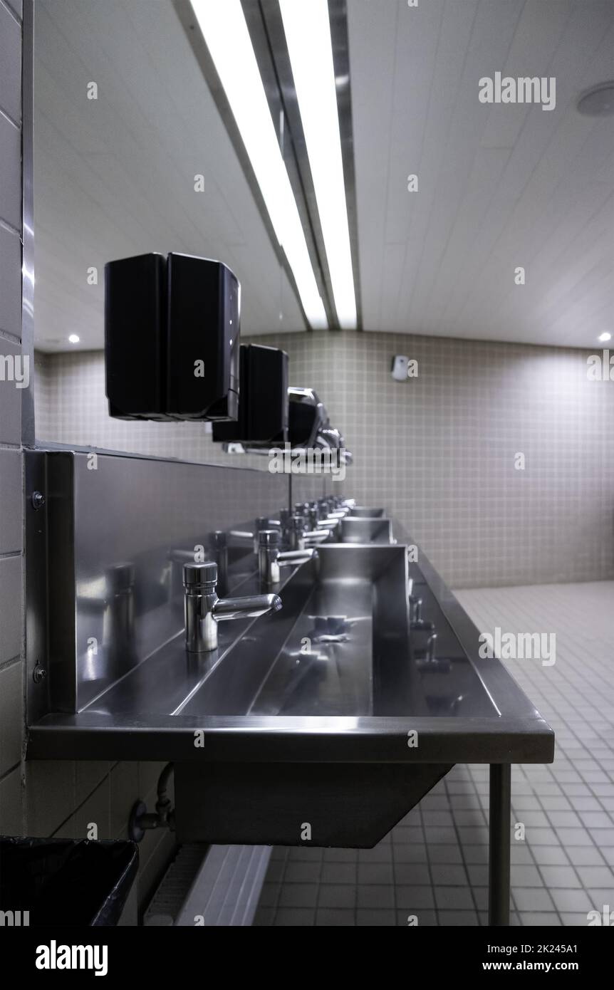 Détails intérieurs des toilettes publiques pour hommes Banque D'Images