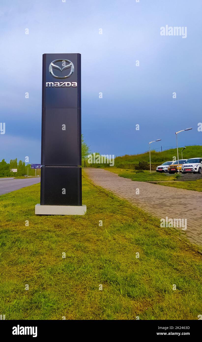Kiev, Ukraine - 15 août 2020 : détail du logo Mazda sur le devant du magasin, Mazda est une société multinationale japonaise qui produit actuellement des automobiles Banque D'Images