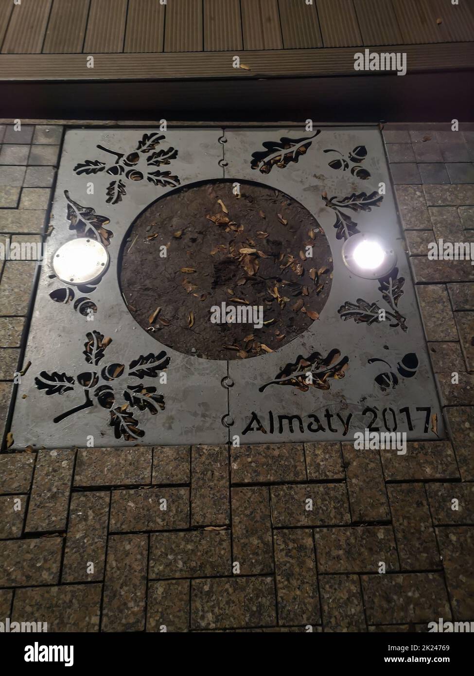 ALMATY, KAZAKHSTAN - 8 NOVEMBRE 2019 : râle latéral, perforé avec des images de feuilles de chêne et d'acornes avec l'inscription Almaty 2017. Banque D'Images