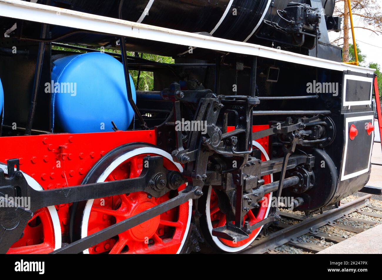Russie, Orenbourg, Parc de la ville : éléments d'une locomotive à vapeur d'époque Banque D'Images