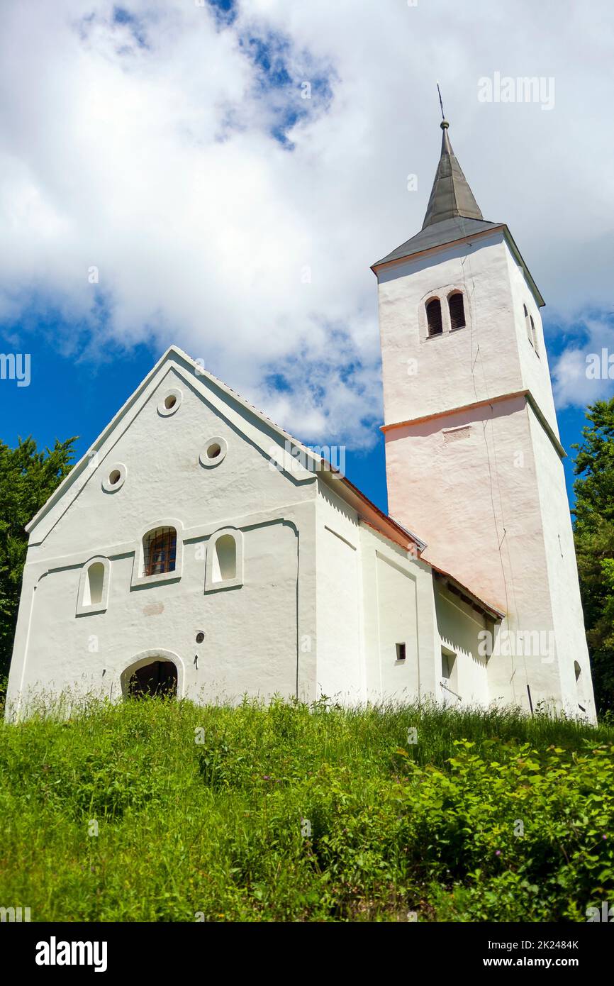 Photo verticale de la petite église de Ravna gora, Croatie. Banque D'Images