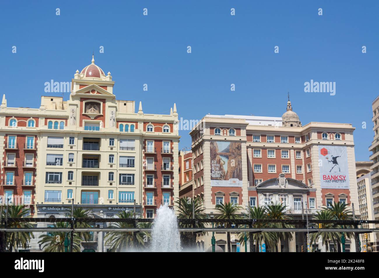 MALAGA, COSTA DEL sol, ESPAGNE - 31 AOÛT 2019 : Fontaine et Plaza de la Marina, Málaga, Andalousie, Espagne, Europe Banque D'Images