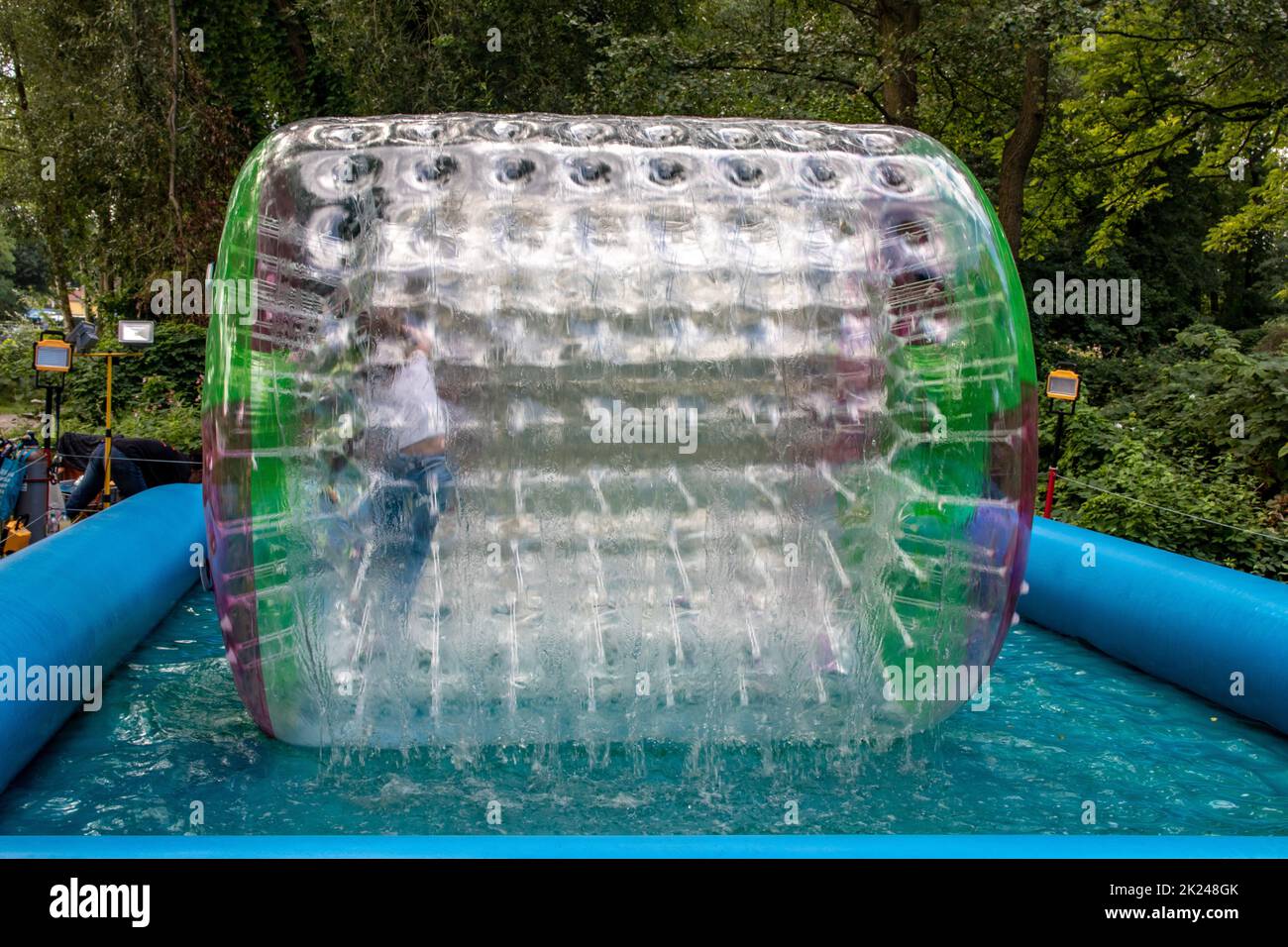 Eau ou aqua zorbing.Les enfants jouent à l'intérieur du rouleau gonflable transparent flottant dans la piscine.Promenade dans l'eau ou zorbing très populaire acte amusant Banque D'Images