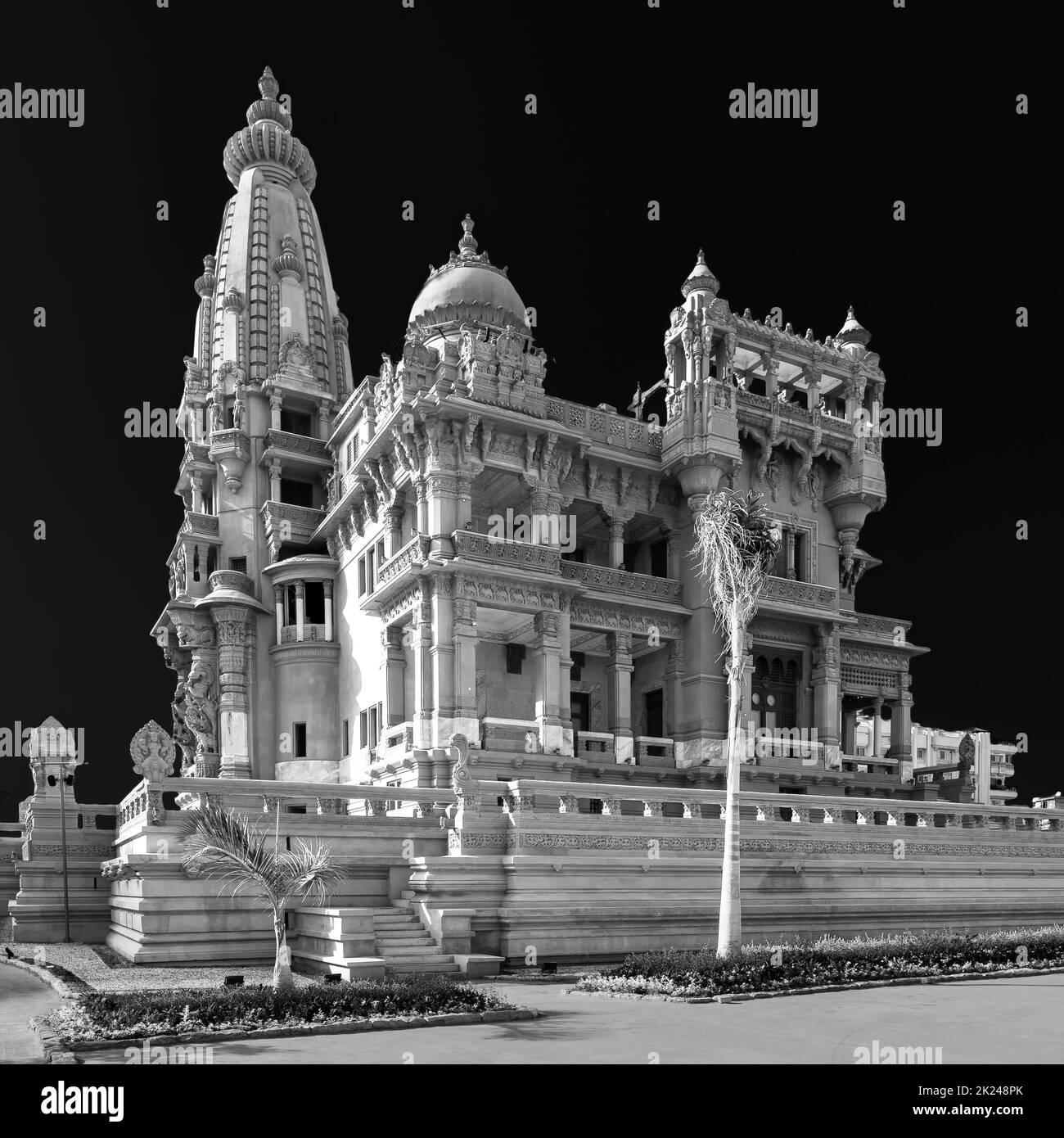 Noir et blanc vue en angle de la façade arrière du Baron Empain Palace, un manoir historique inspiré du temple hindou cambodgien d'Angkor Wat, situé dans Banque D'Images