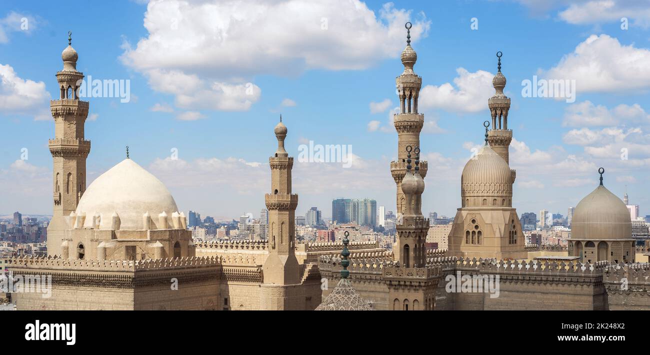 Tir de jour aérien de minarets et dômes de la mosquée du Sultan Hasan et de la mosquée Al Rifai, Vieux Caire, Égypte Banque D'Images