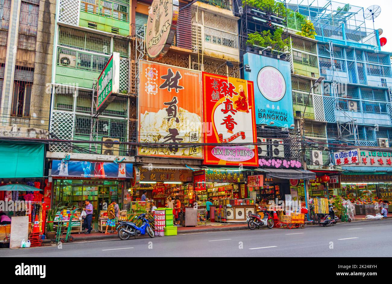 Bangkok Thaïlande 22. Mai 2018 des rues commerçantes colorées typiques plein de signes et de gens Chine ville sur Yaowarat Road Bangkok Thaïlande. Banque D'Images