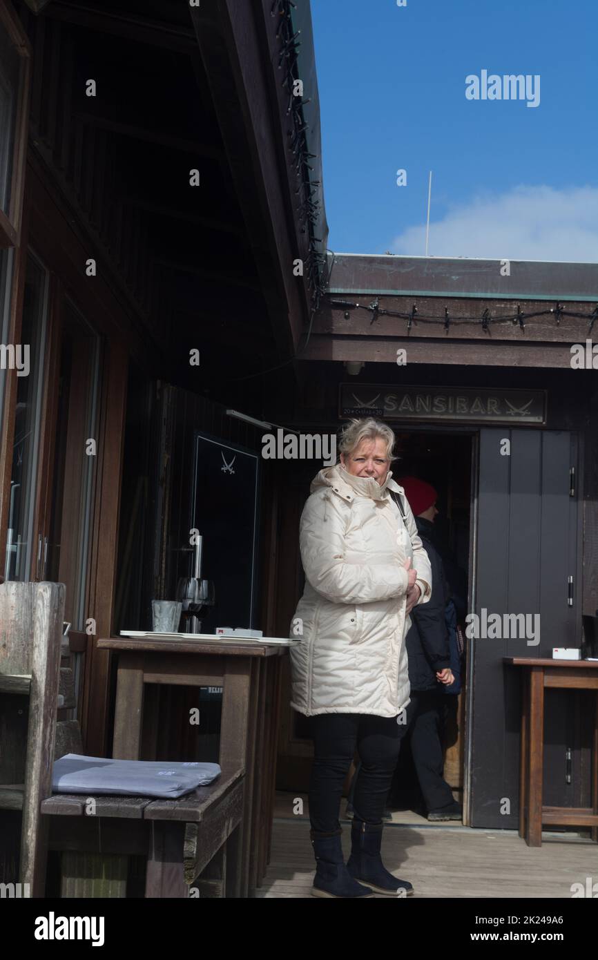 SYLT, ALLEMAGNE -13 MARS 2020: Femme au Beach bar Sansibar, Kampen, Sylt, Frise du Nord, Schleswig-Holstein, Allemagne, Europe Banque D'Images