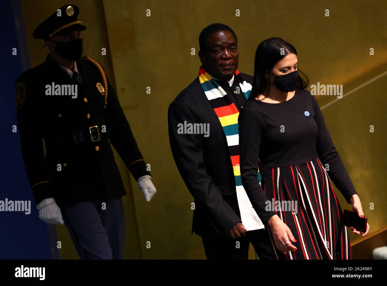 Le Président du Zimbabwe Emmerson Dambudzo Mnangagwa arrive pour prendre la parole à la session de 77th de l'Assemblée générale des Nations Unies au siège de l'ONU à New York, aux États-Unis, au 22 septembre 2022. REUTERS/Mike Segar Banque D'Images