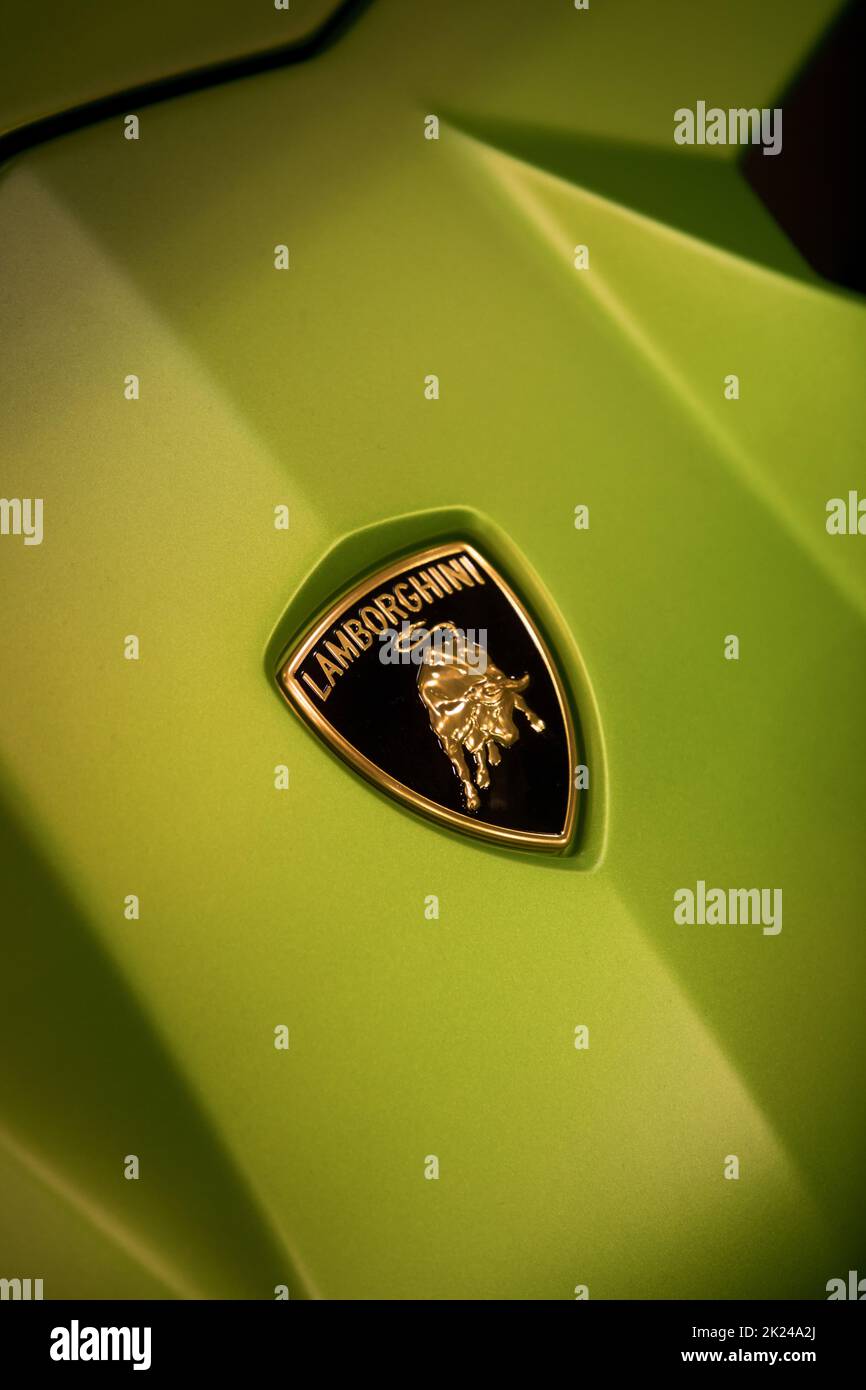 BUCAREST, ROUMANIE - 10 octobre 2021 : image éditoriale illustrative le logo Lamborghini sur une voiture. Banque D'Images BUCAREST, ROUMANIE - 10 octobre 2021 : image éditoriale illustrative le logo Lamborghini sur une voiture. Banque D'Images