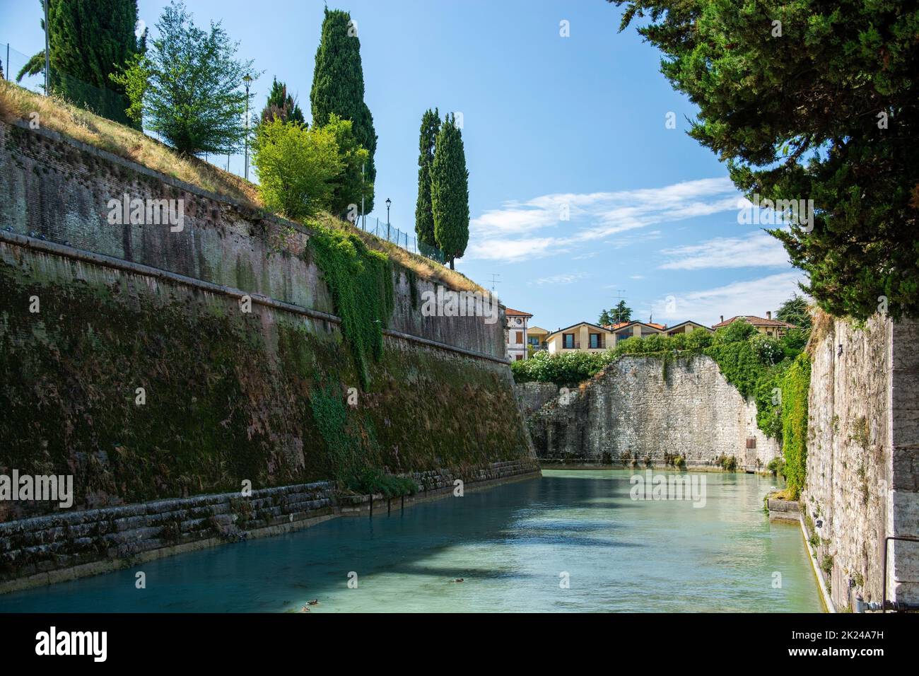 Peschiera del Garda ist eine italienische Gemeinde in der Provinz Verona, région Venetien.Teile der Altstadt trennen mit ihren Festungsanlagen den or Banque D'Images