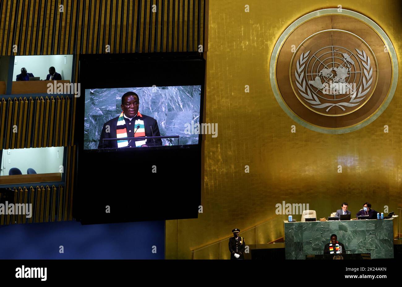 Le président du Zimbabwe Emmerson Dambudzo Mnangagwa est photographié sur un écran vidéo lorsqu'il s'adresse à la session de 77th de l'Assemblée générale des Nations Unies au siège de l'ONU à New York, aux États-Unis, au 22 septembre 2022. REUTERS/Mike Segar Banque D'Images