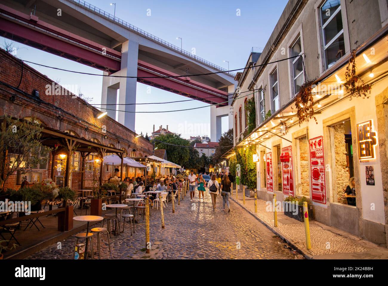 La vieille ville d'usine à Alcantara, la nouvelle usine LX est aujourd'hui un centre d'art moderne avec des restaurants et des bars près de la ville de Lisbonne au Portugal. Banque D'Images
