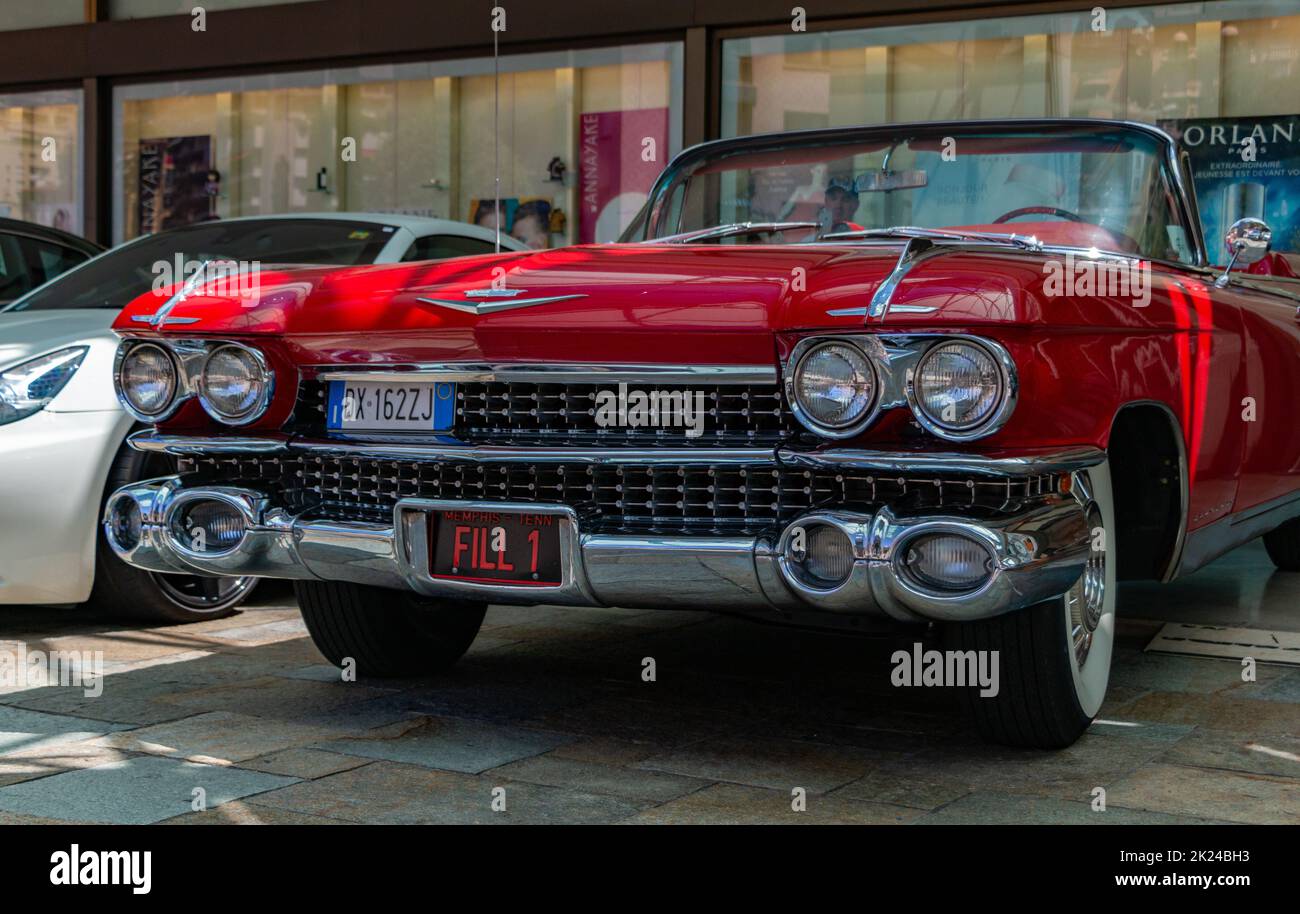 Une photo de l'avant d'un cabriolet rouge Cadillac 1959 série 62. Banque D'Images