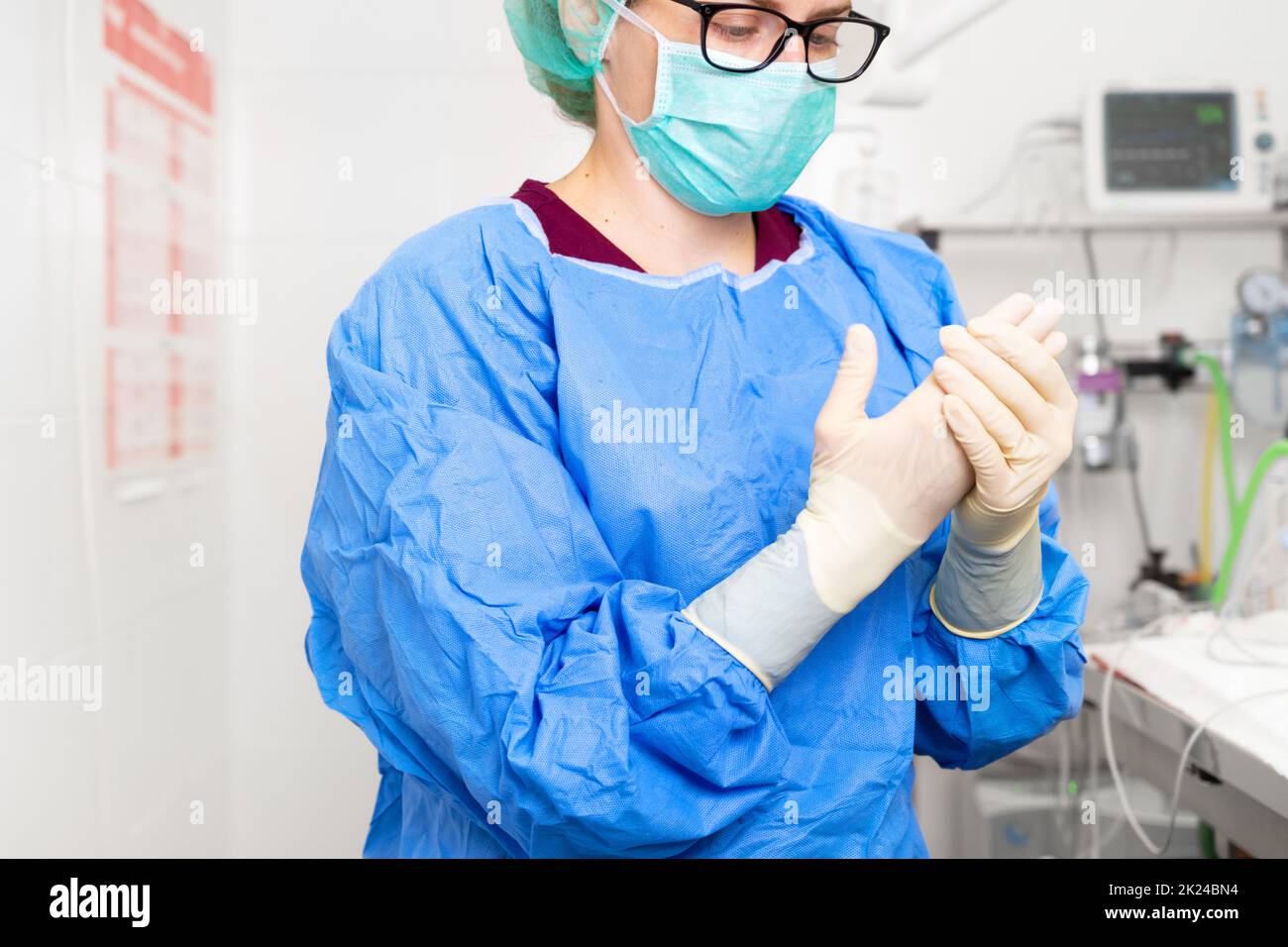 Concept de coronavirus. Une infirmière féminine met des chiffons de protection. Infirmière portant un équipement de protection personnel dans la lutte contre la maladie du coronavirus . Bonjour Banque D'Images