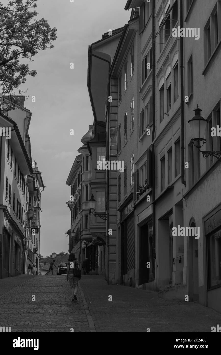 Une photo en noir et blanc d'une rue étroite à Zürich (Suisse). Banque D'Images