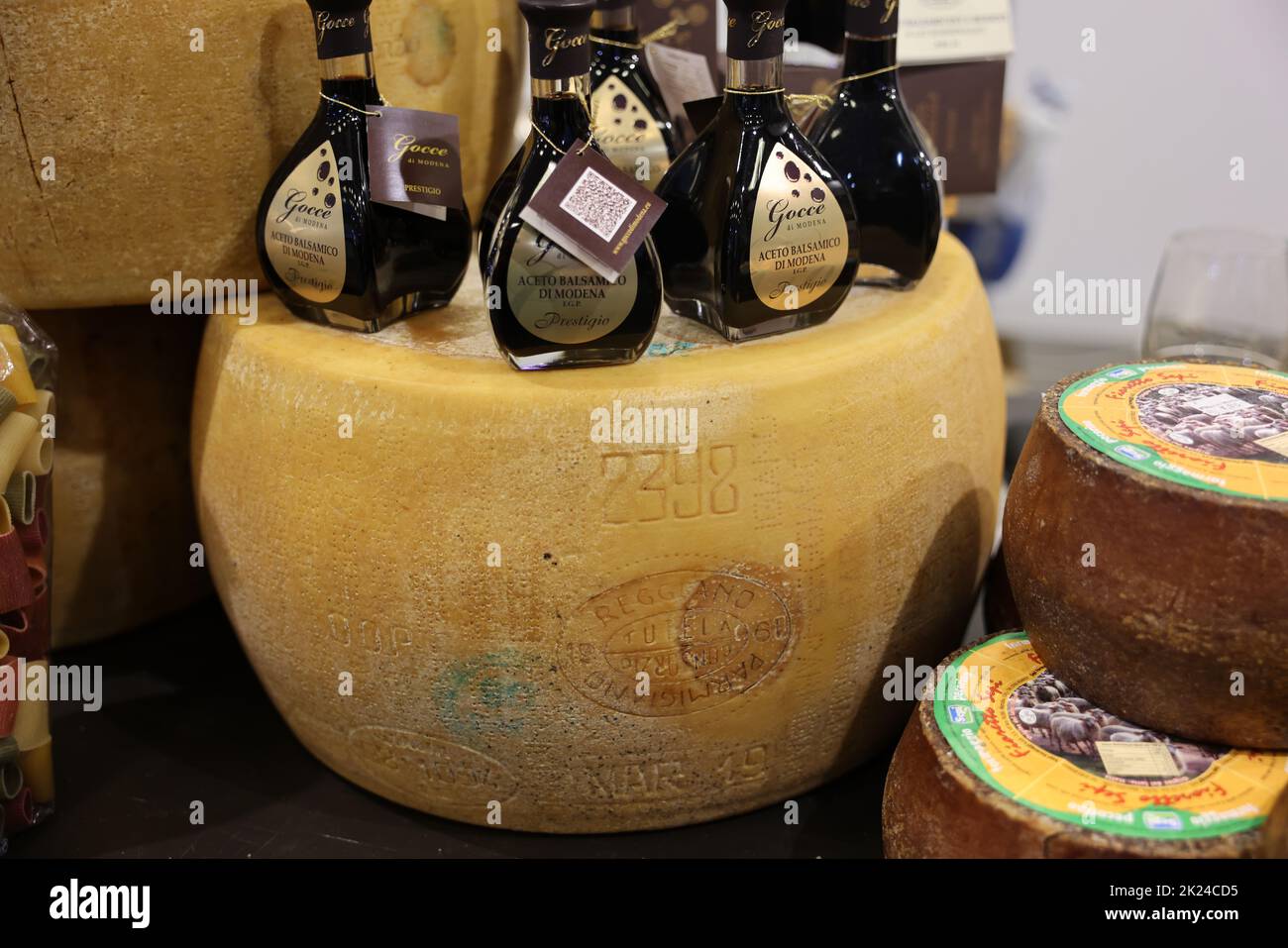 Cracovie, Pologne - 5 novembre 2021: Roue entière de fromage Parmigiano Reggiano et vinaigre balsamique à Enoexpo et Gastrofood - salon de l'alimentation et Banque D'Images