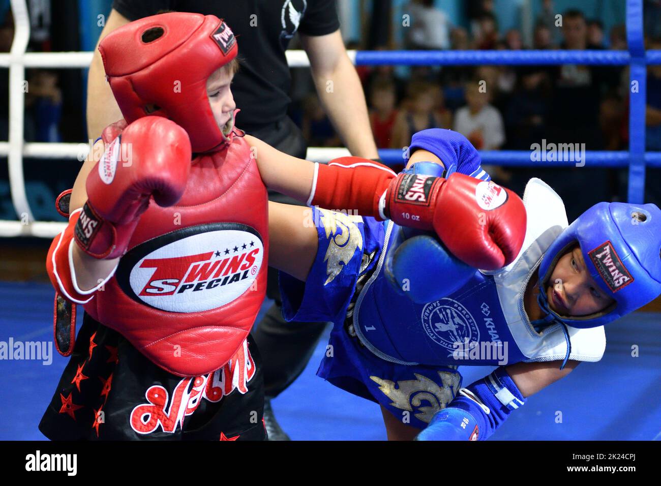 Orenbourg, Russie - 20 octobre 2019: Un garçon concourra en boxe thaï pour la coupe d'Orenbourg en boxe thaï – Muay Thai – art martial Thaïlande Banque D'Images