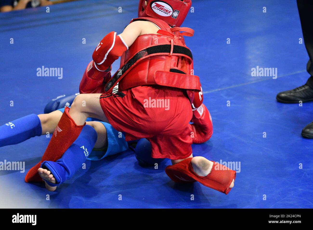 Orenbourg, Russie - 20 octobre 2019: Un garçon concourra en boxe thaï pour la coupe d'Orenbourg en boxe thaï – Muay Thai – art martial Thaïlande Banque D'Images