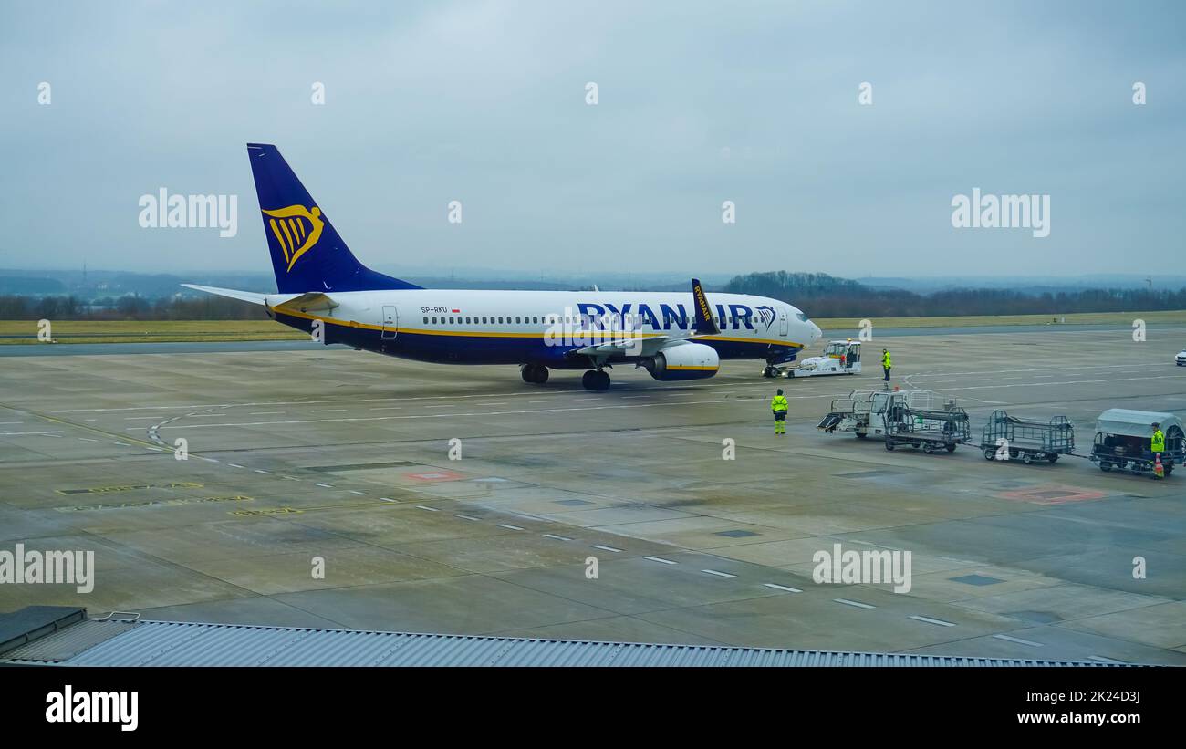 Dortmund, Allemagne - 04 janvier 2022 : Boeing 737-800 de Ryanair à l'aéroport de Dortmund DTM en Allemagne. Boeing est un fabricant d'avions américain Banque D'Images