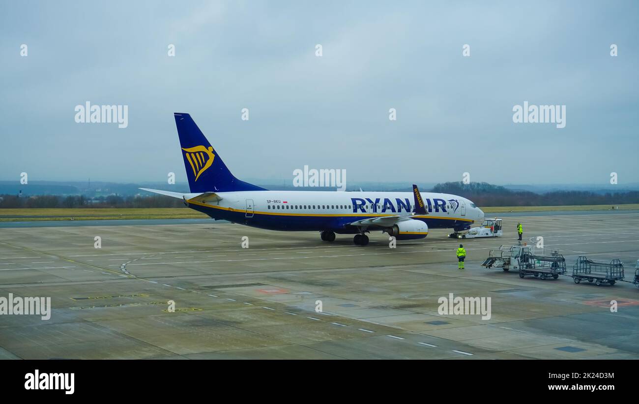 Dortmund, Allemagne - 04 janvier 2022 : Boeing 737-800 de Ryanair à l'aéroport de Dortmund DTM en Allemagne. Boeing est un fabricant d'avions américain Banque D'Images