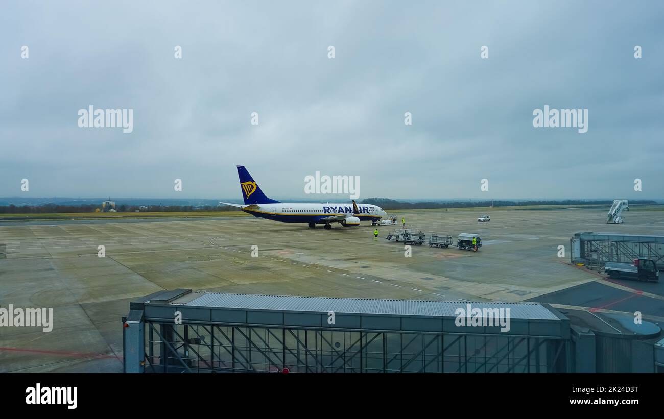 Dortmund, Allemagne - 04 janvier 2022 : Boeing 737-800 de Ryanair à l'aéroport de Dortmund DTM en Allemagne. Boeing est un fabricant d'avions américain Banque D'Images