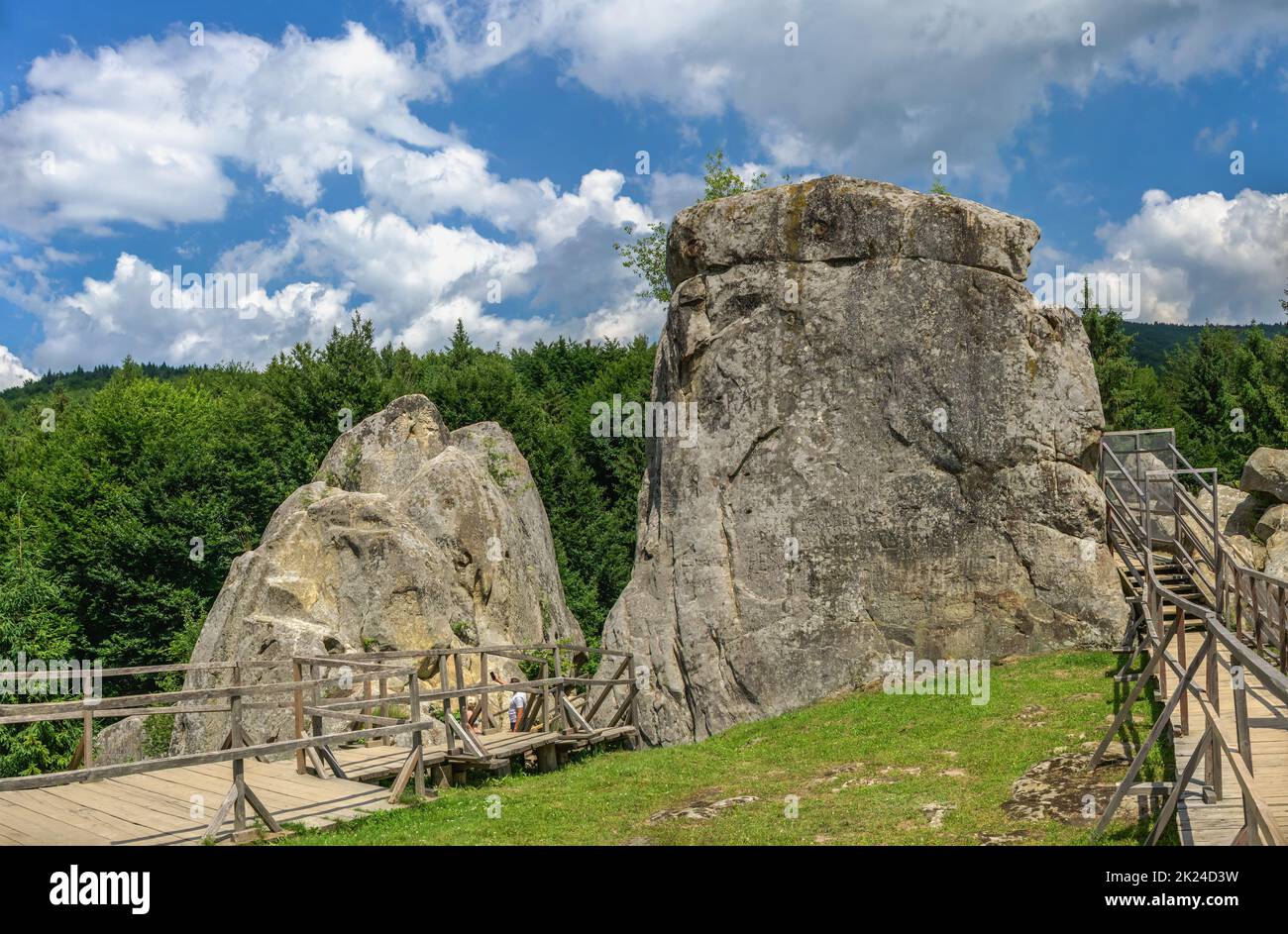 Tustan, Ukraine 09.07.2021.Ancien complexe défensif russe en bord de falaise à Tustan, en Ukraine, un jour d'été Banque D'Images