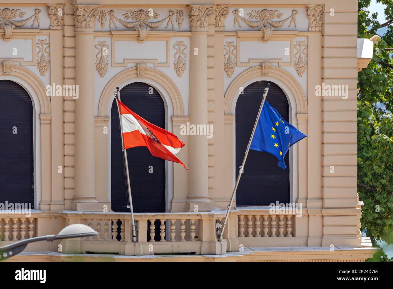 Drapeau de l'Autriche et de l'UE à l'ambassade d'Autriche à Belgrade Banque D'Images