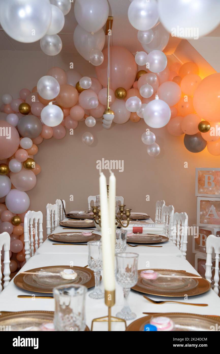Élégante table douce avec bonbons et décoration bébé douche fête fête bébé fille Banque D'Images