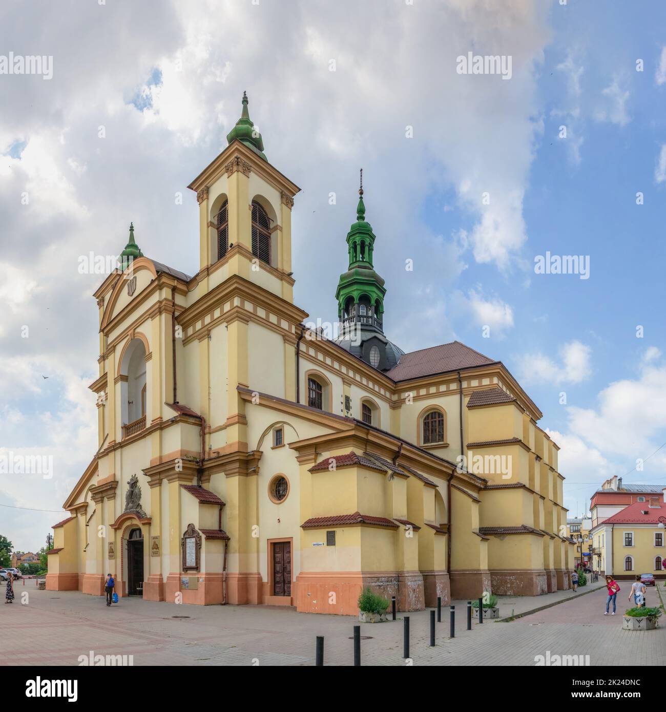 Ivano-Frankivsk, Ukraine 10.07.2021.Eglise de la Vierge Marie et musée d'art à Ivano-Frankivsk, Ukraine, lors d'une journée d'été nuageuse Banque D'Images