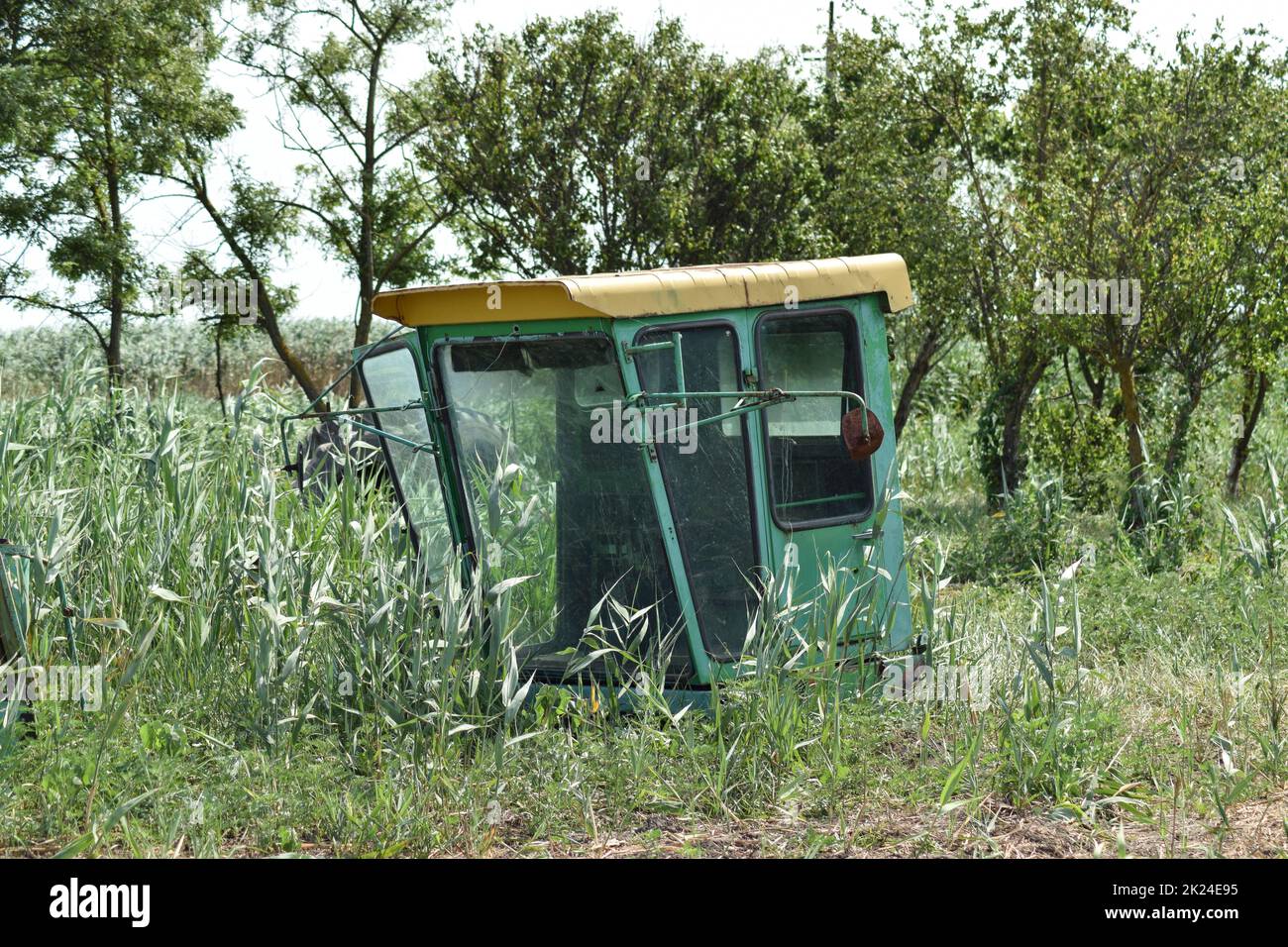 Une vieille moissonneuse-batteuse dans l'herbe. Tetali la moissonneuse-batteuse du corps Banque D'Images