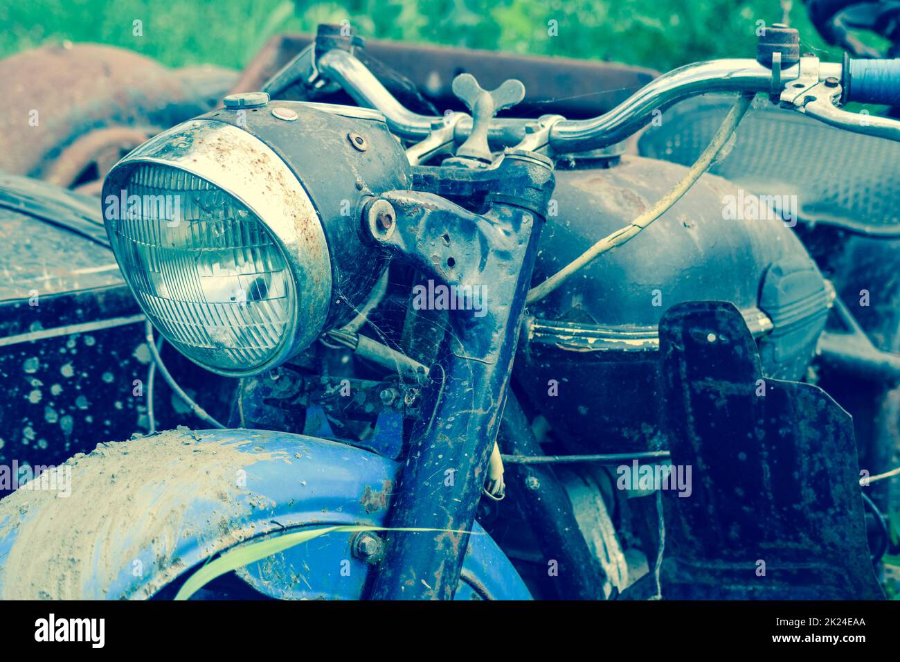 Vieille moto soviétique avec un berceau. Un vieux mototechnique. Banque D'Images