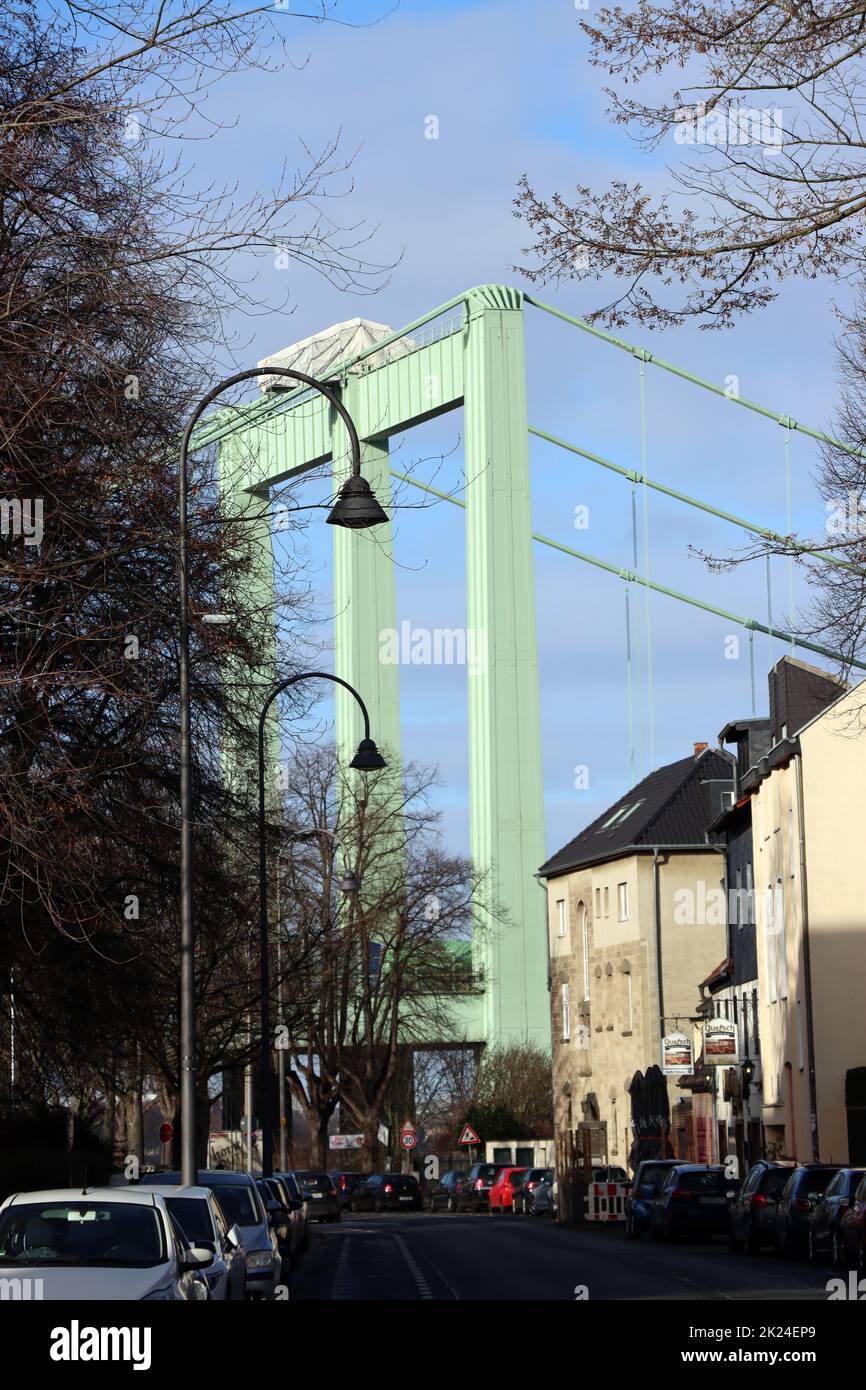 Blick von der Hauptstrasse auf die Rodenkirchener Brücke, Nordrhein-Westfalen, Deutschland, Köln-Rodenkirchen Banque D'Images