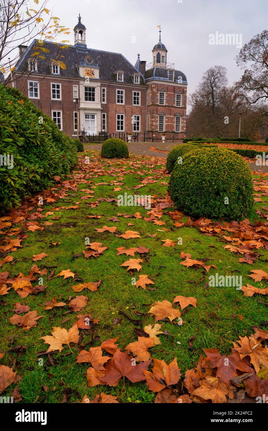 Feuilles tombées devant un château monumental dans le village hollandais de Ruurlo dans la région d'Achterhoek Banque D'Images